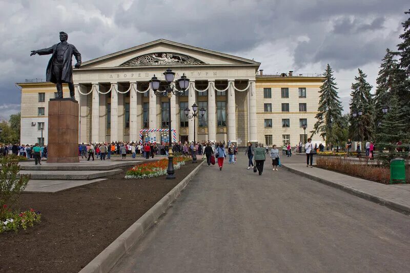 Площадь кирова самара памятник. Дворец культуры самара площадь кирова. Дворец культуры с м кирова самара. Улица кирова самара. Дк имени литвинова самара.