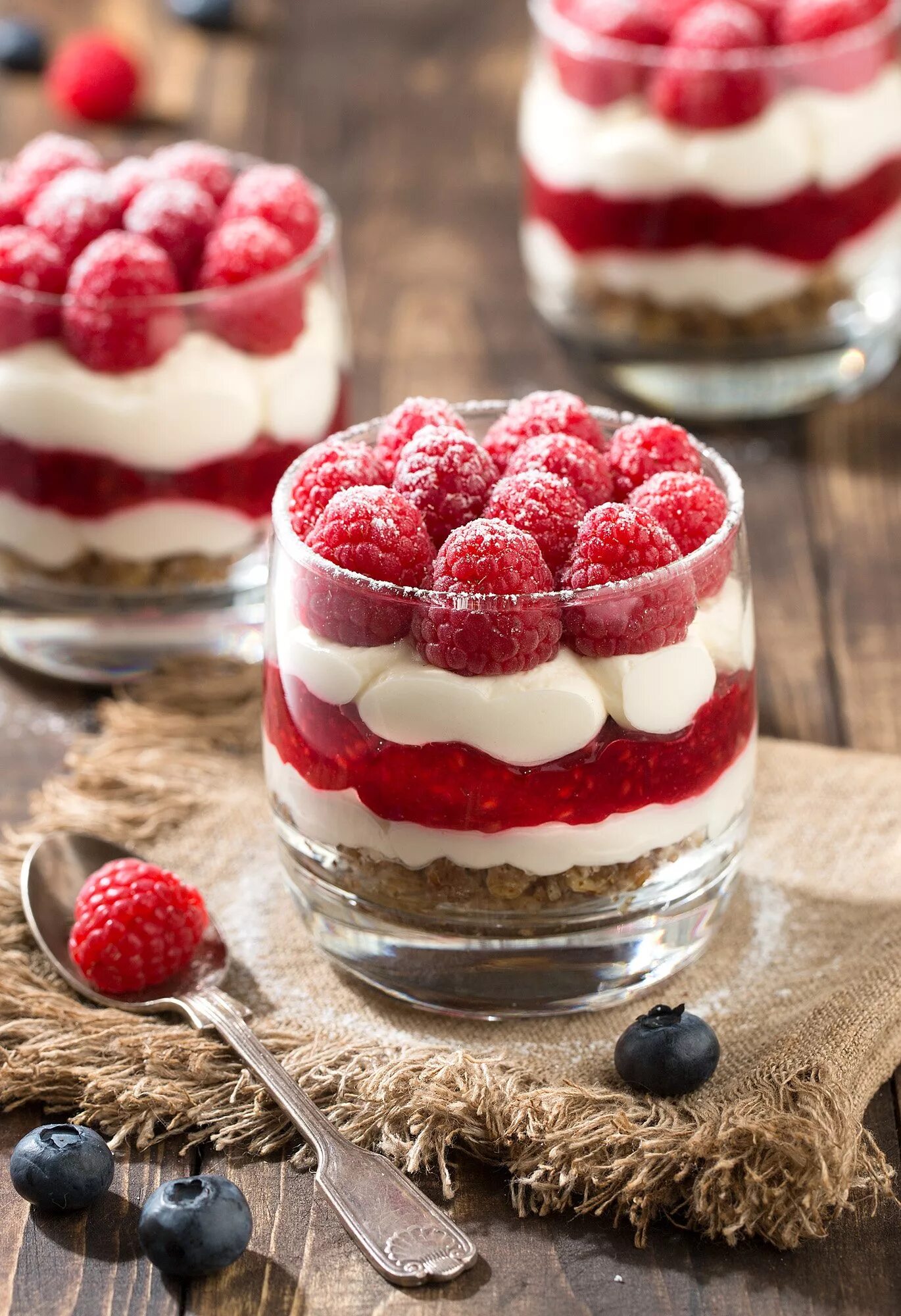 Полезные десерты это. Полезные десерты это. Йогуртовый десерт. Трехслойный десерт. Десерты для детей.