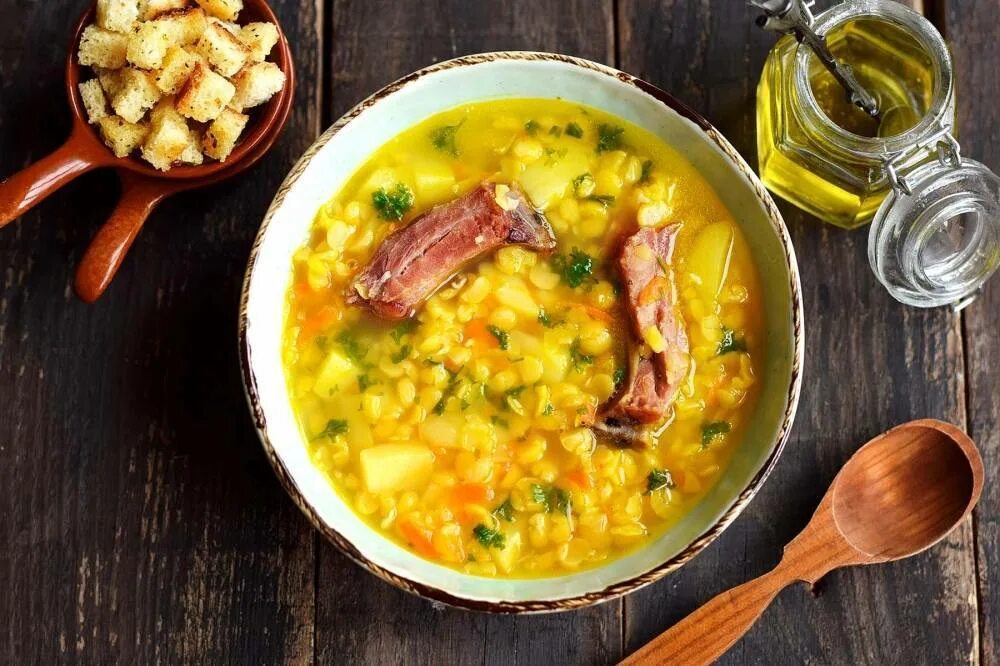 Рецепт вкусного гороха супа. Суп гороховый. для супа. горох для супа. горох с копченостями.