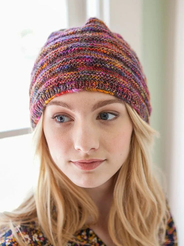 Hats knitting. Шапка из меланжевой пряжи. Шапка из разноцветной пряжи. Шапка из меланжевых ниток. Разноцветные вязаные шапки для женщин.