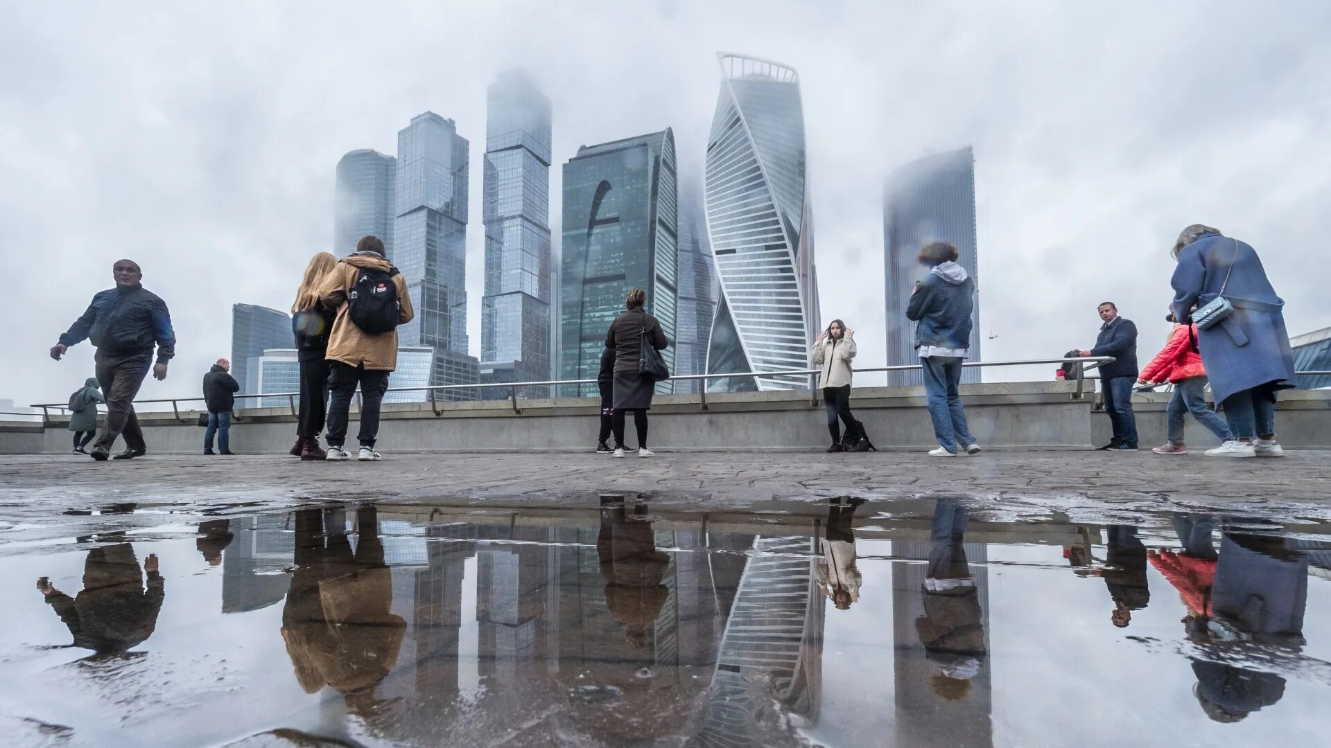 Осеннее похолодание. Дождливая пасмурная погода. Москва Сити дождь. Дождливая Москва. Воздух в москве 2020