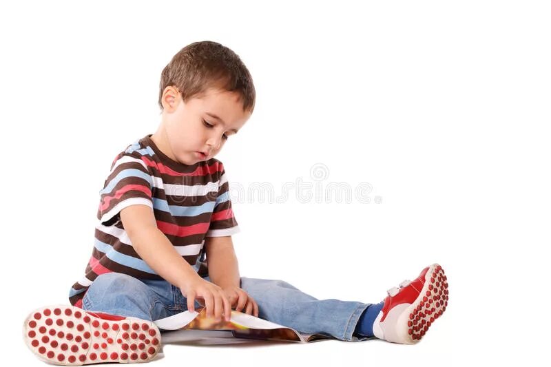 Мальчик играет на полу. Мальчик сидит на полу. Ребенок сидит на полу. Малыш сидит на полу. Ребенок 2 года сидит на полу.