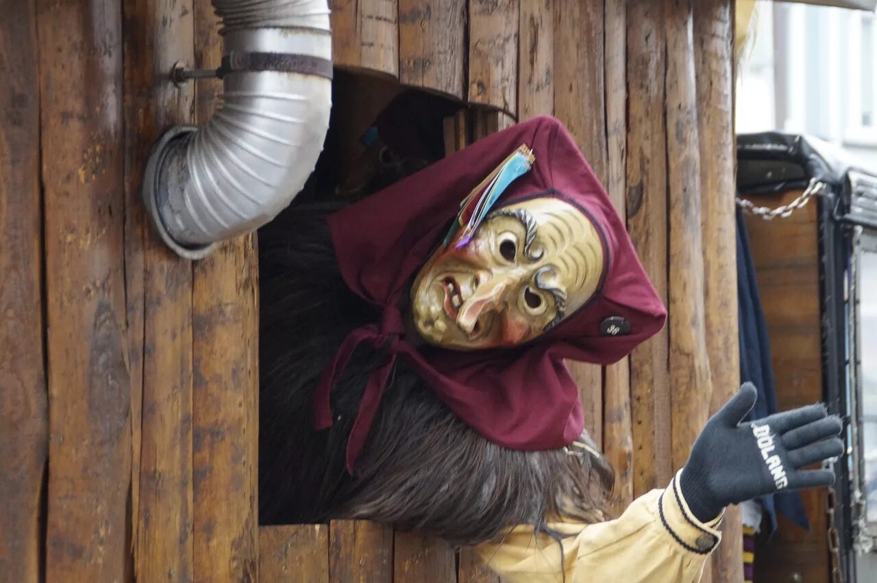 Witch windows. Bathroom window. Мрачное окно. Witch windows. Окна в вермонте.