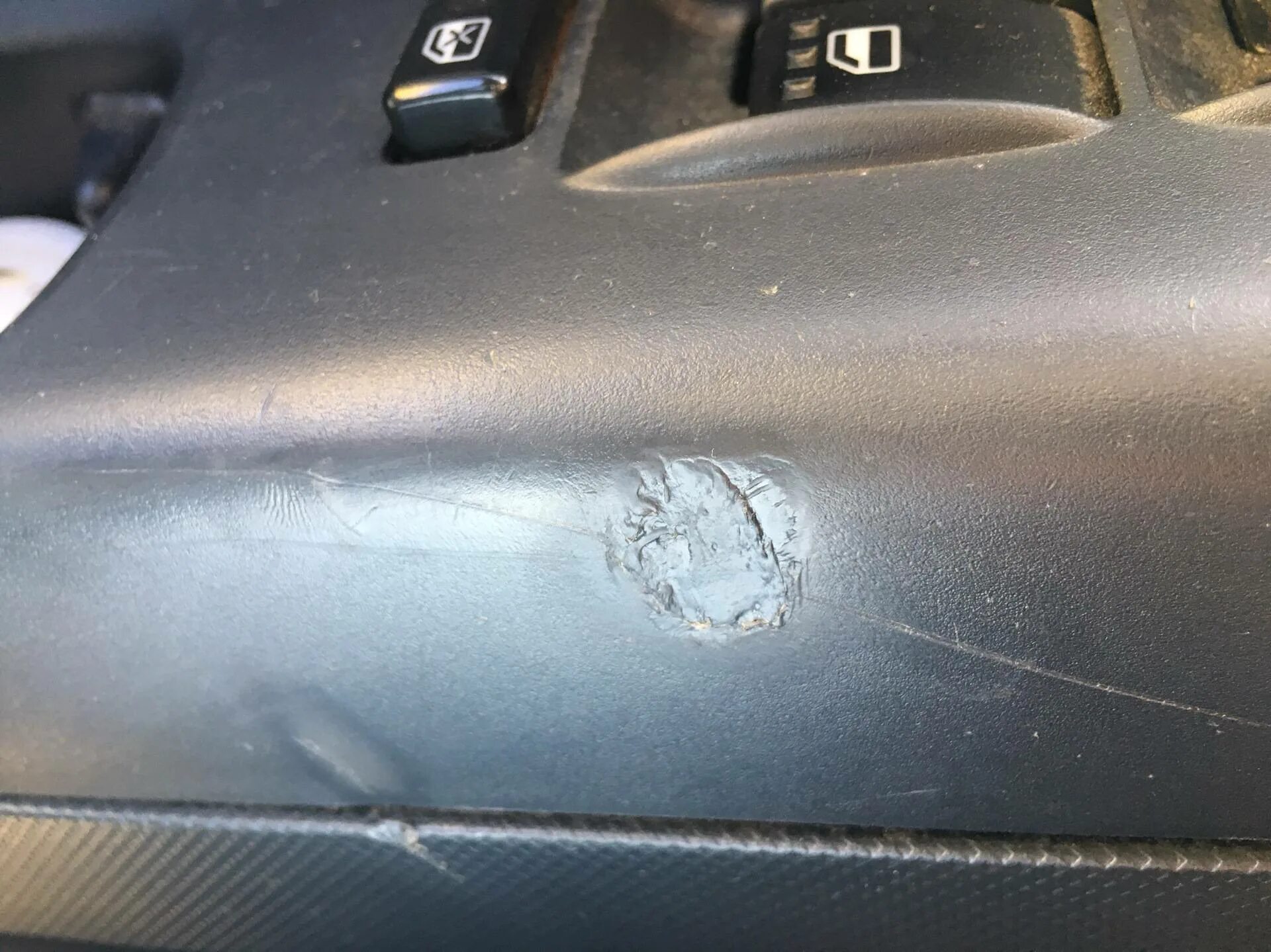 Пластик салона хендай акцент. Полировка пластика салона автомобиля от царапин. Полироль для царапин на пластике салона авто. Восстановление пластика салона автомобиля от царапин. Царапины на пластике салона автомобиля.