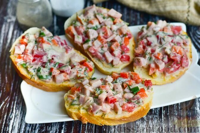 Кухня наизнанку горячие бутерброды. Горячий бутерброд. горячие бутерброды с ветчиной и сыром. горячий бутерброд с ветчиной и сыром. бутерброды с ветчиной и сыром и помидорами.