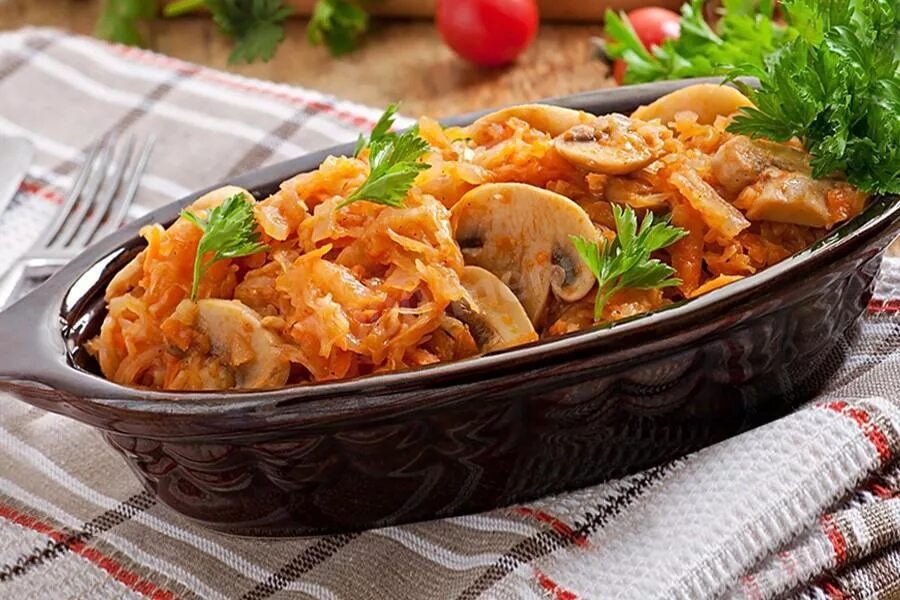 Тушение капусты. Квашеная капуста с грибами. тушеная квашеная капуста. капуста тушёная с грибами в мультиварке. гарнир из капусты.