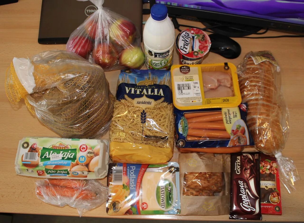 Что из продуктов можно в больницу. Набор продуктов питания. продукты на столе из магазина. продуктовый набор. набор продуктов для магазина.