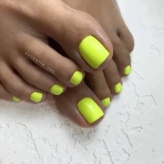 Яркий педикюр однотонный