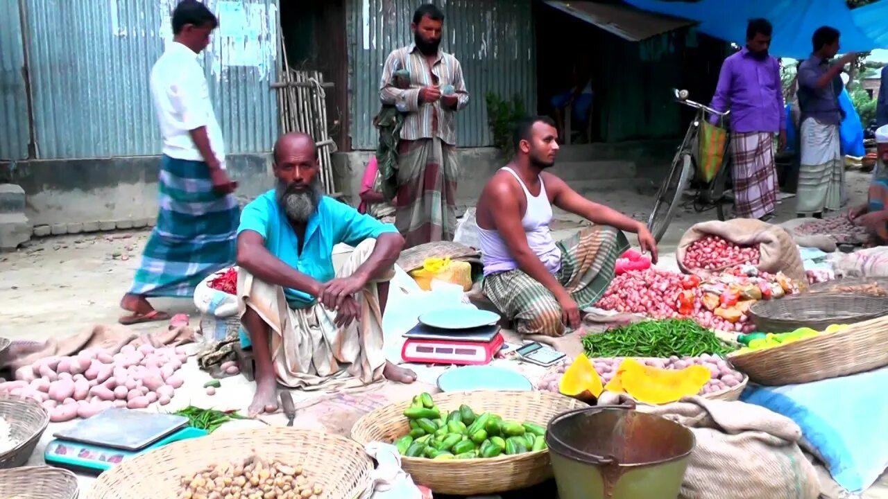 Market village. Бангладеш рынок. Рынок Бангладеш куры. Village Market Bazaar. Bangla bazar это.