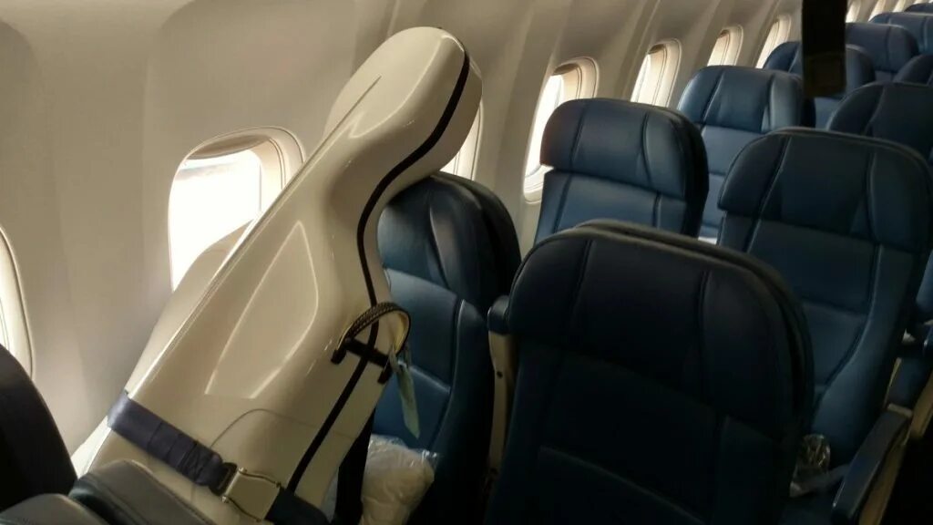 Чемодан для гитары. Гитара в ручной клади. Гитара в ручной клади. Упаковка гитары. Гитара в ручной клади.