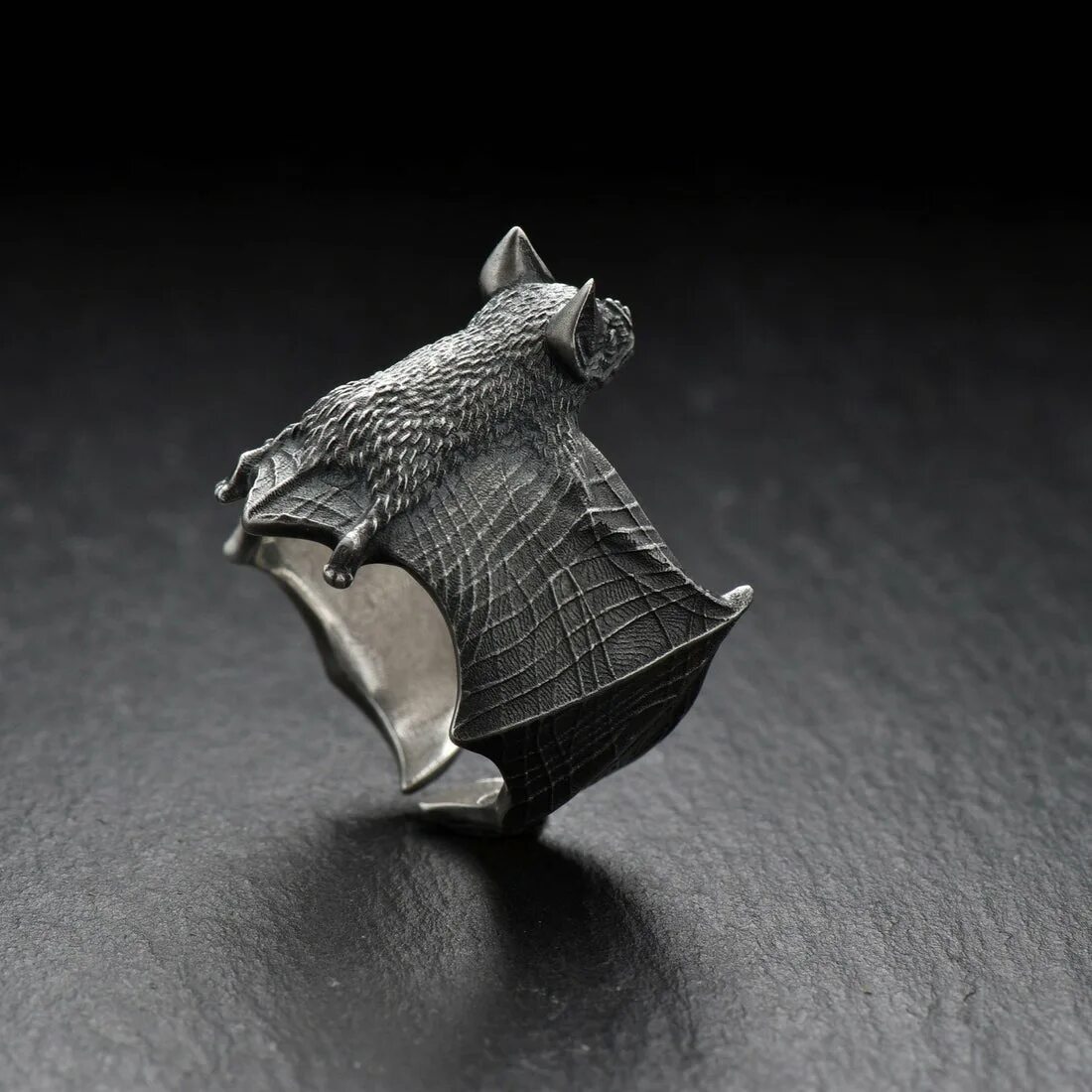 Кулон разведка летучая мышь серебряный. Подвеска летучая мышь серебро. Кулон разведка летучая мышь серебряный. Подвеска бэтмен. Кулон bat gates.