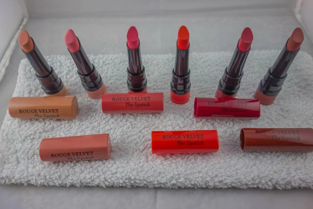 Матовая помада velvet rouge. Помада буржуа вельвет стик. Помада bourjois rouge velvet the lipstick 25 maca`brown. Bourjois rouge velvet the lipstick. Bourjois rouge velvet the lipstick 16.