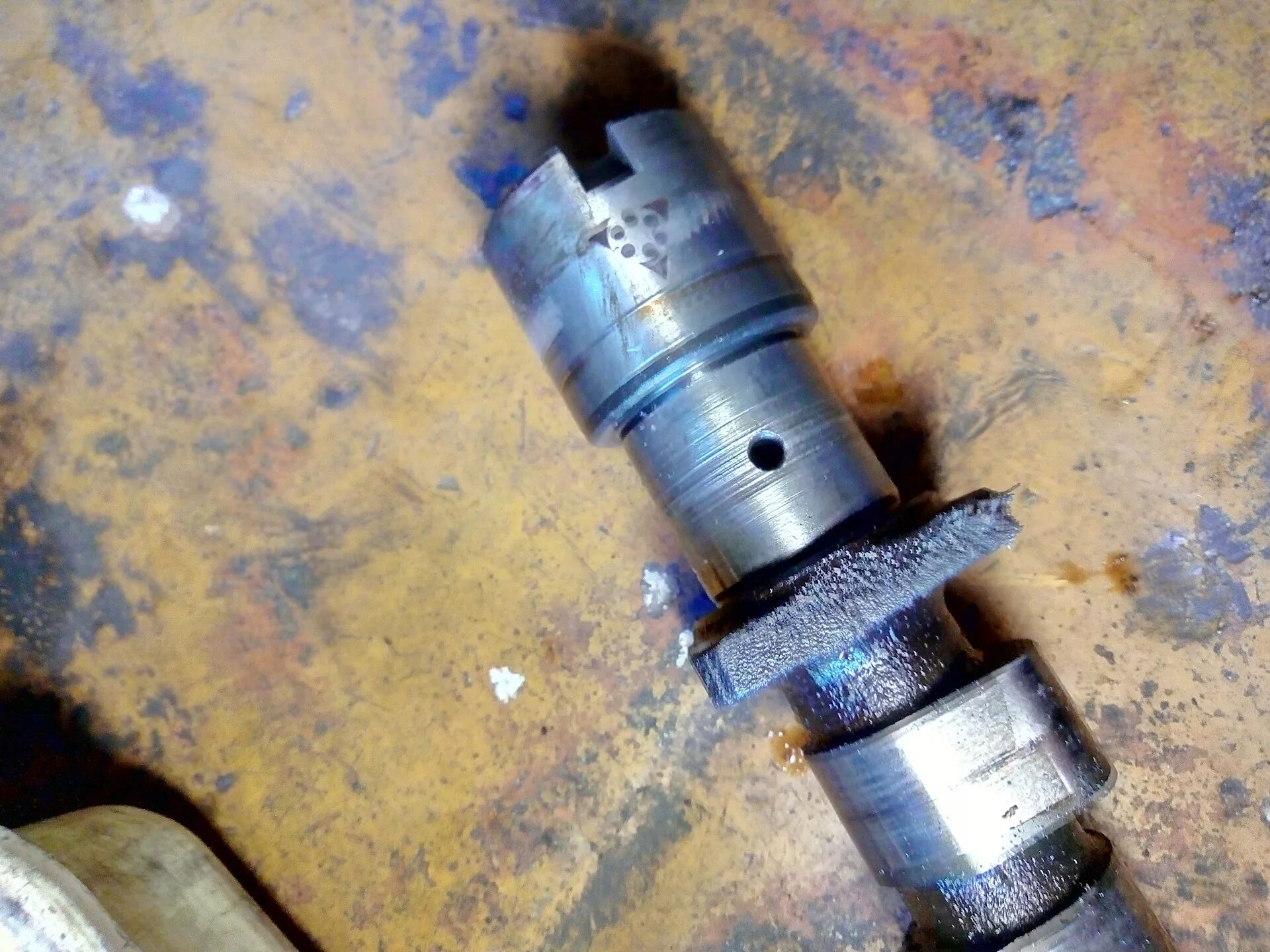 Распредвал ваз 2114 изношенный. Выработка в распредвалах 2112. Износ распредвала ваз 2107. M112 распредвалы. 4 t-jet.