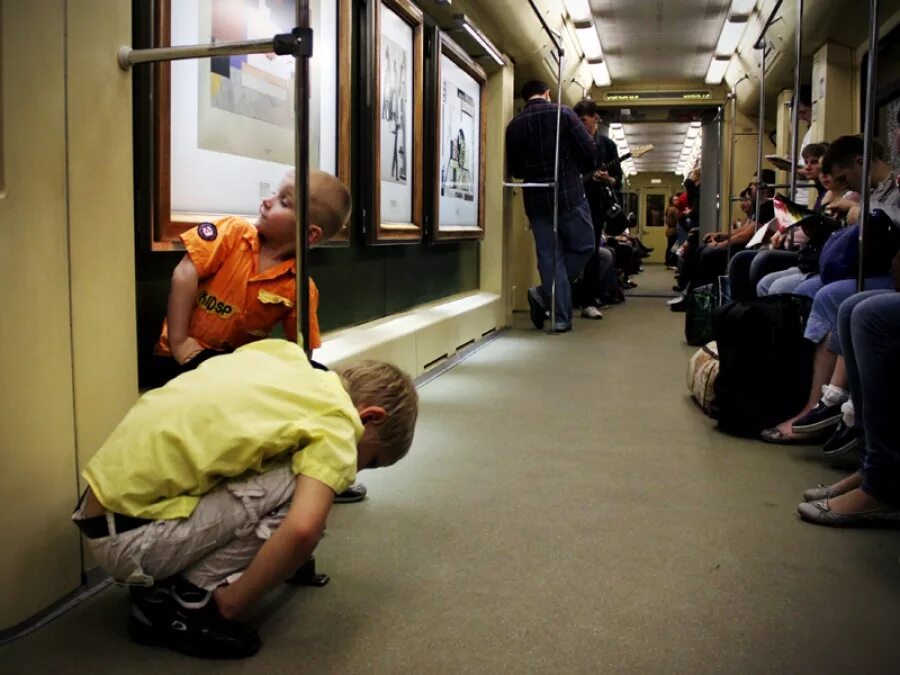 Метрополитен дети. Метро для детей. Дети в метро Москва. Московское метро для детей. Ребенок один в метро.