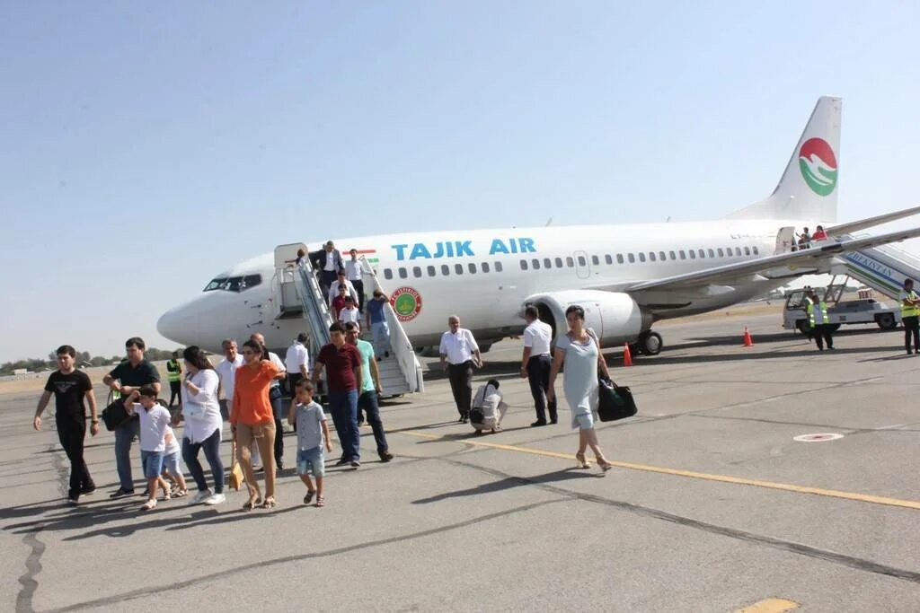 Сколько лететь до душанбе. Авиакомпания tajik air. авиапарк таджик эйр. аэропорт таджикистан душанбе самолёт. таджик эйр самолет.