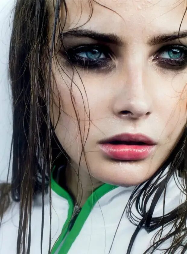 Макияж размазанная тушь. Девушка с размазанной тушью. Девушка с потекшей тушью плачет. Девушка с потекшим макияжем. Девушка с размазанной тушью.