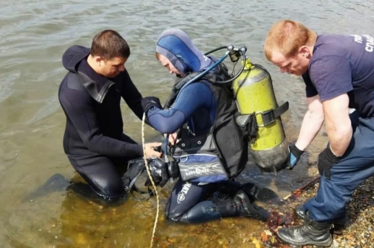 Луга утонул. Водолазы группы а. ПСС водолаз. В Томской области утонул парень. Мужчина утонул Томь Томск.