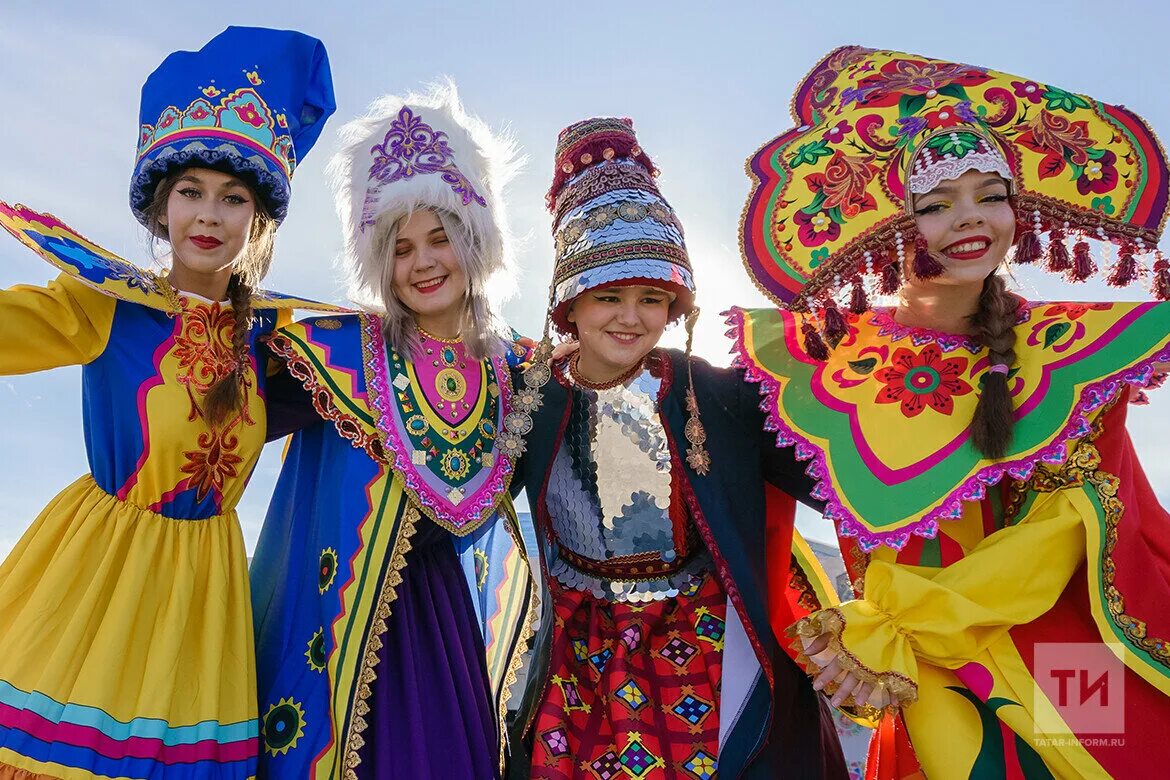 Покажи татарск. Татары фото в национальных костюмах. Национальные культуры образ. Чувашия многонациональная. Парад в национальных костюмах в России.