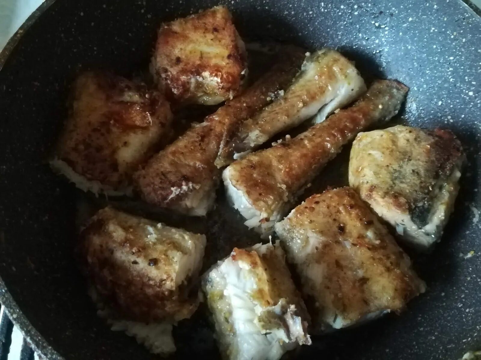 Жареная рыба минтай. Минтай на костре. Минтай в микроволновке рецепты. Рыба минтай приготовленная. Приготовить минтай в микроволновке.