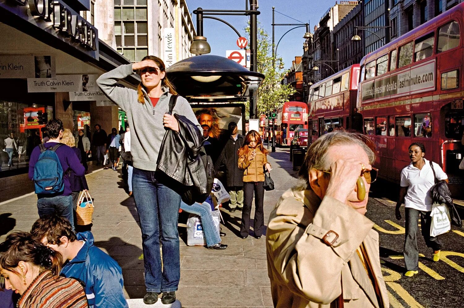 3 street life. Мэтт Стюарт. Мэтт Стюарт Matt Stuart. Мэтт Стюарт фотограф. Мэтт Стюарт (Matt Stuart) - фотограф.