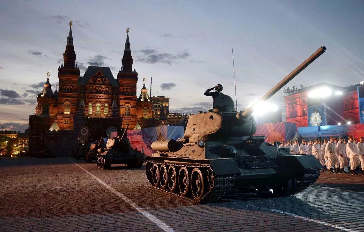 Страна побед москва. Т-34 на параде победы 1945. танк т-34 на красной площади. т 34 на красной площади. т-34 на параде победы 1945 года на красной площади в москве.