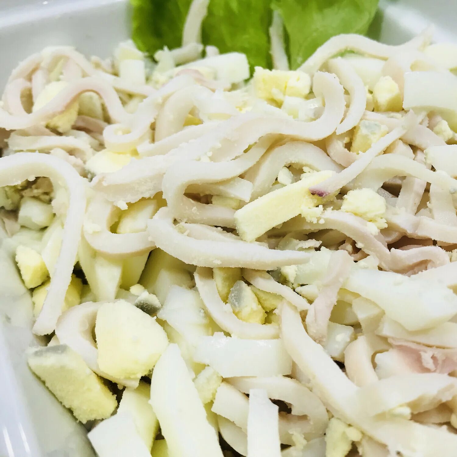 Салат кальмары пошагово. Салат летучий голландец с кальмарами. Салат кальмары пошагово. Овощной салат с кальмарами. Салат с кальмарами и зеленью.