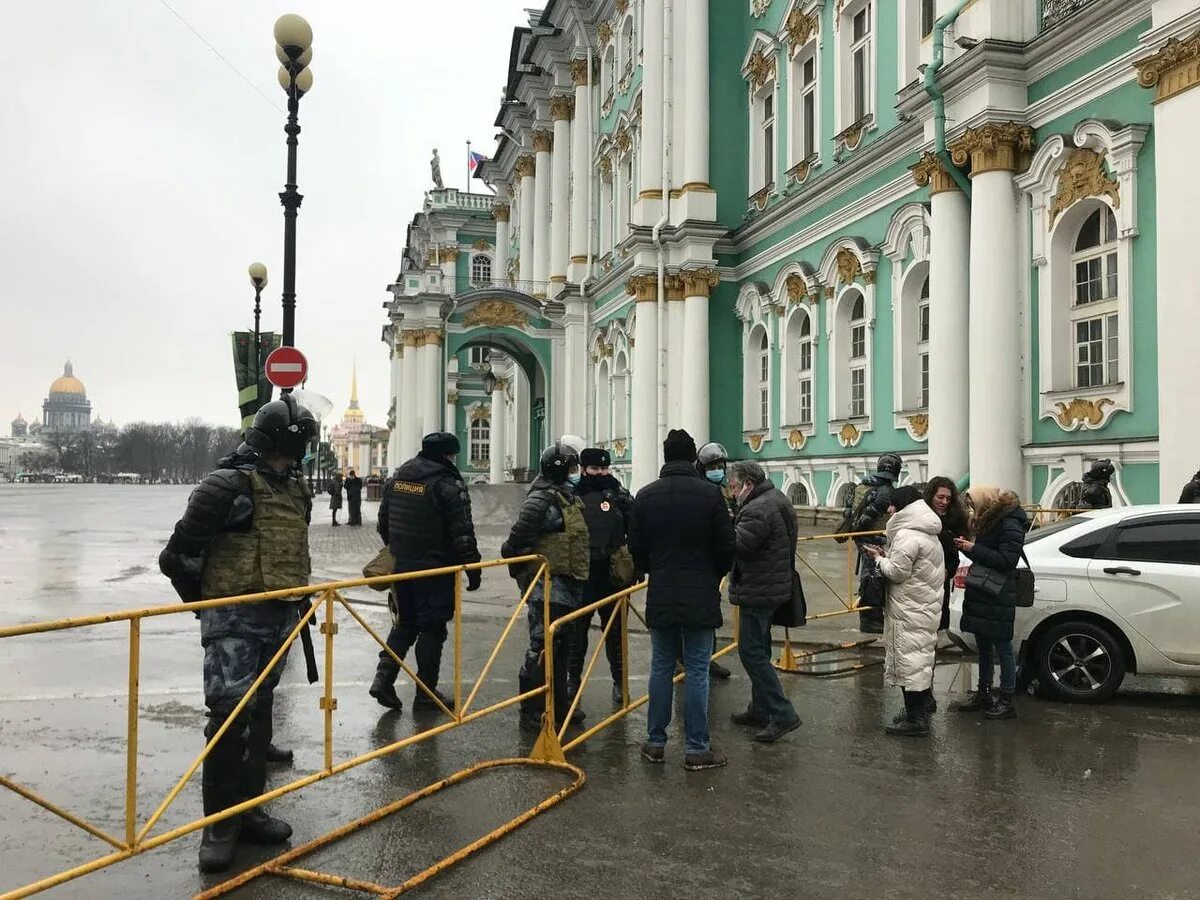 Почему перекрыли площадь. Дворцовая набережная в Санкт-Петербурге. Дворцовая площадь в Санкт-Петербурге перекрыли. Полиция СПБ Дворцовая площадь. Набережная на Дворцовой площади.