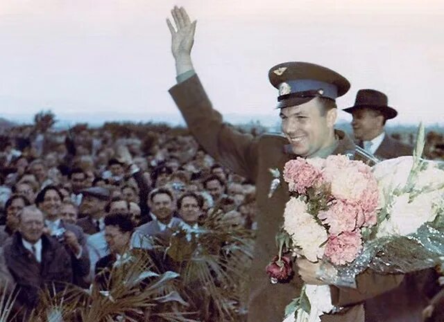 Награды гагарина после полета. Гагарин на красной площади 1961. Гагарин встреча после полета. Встреча Гагарина в Москве после полета 1961. Встреча Гагарина на земле.