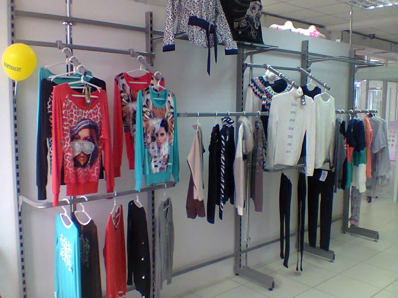 Правильные вещи магазин. Витрина для футболок. Oli магазин. Магазин правильные вещи для кухни william. Бутик одежды.