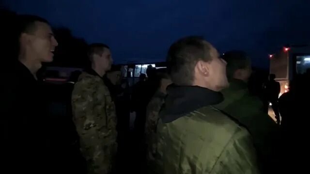 Пленные поют. 50 российских военных вернулись из украинского плена. Британский наемник поет гимн. Пленные поют. Украинские патриоты.