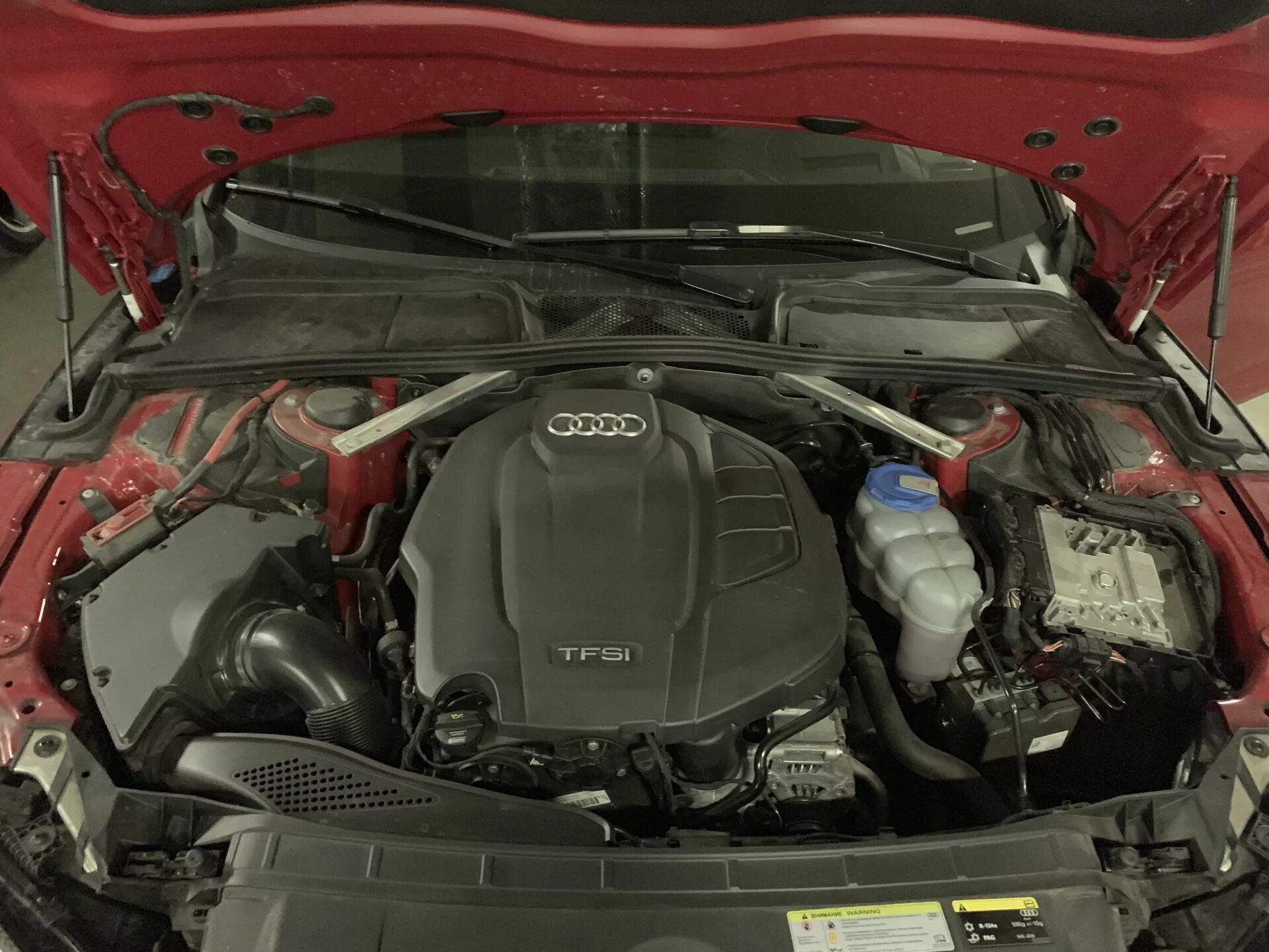Q5 где аккумулятор. Audi a5 аккумулятор. ауди а5 2011 аккумулятор. аккумулятор ауди а 5 2011 год. audi a5 2012 аккумулятор.