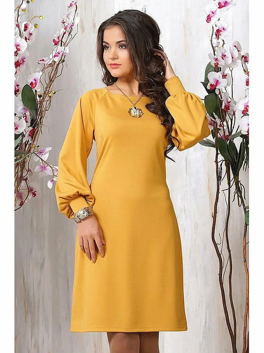 Одежда на осень для женщин. Легкие платья с сапогами. Женский платья горчичный цвет. Легкое платье с сапогами. Женщина в осеннем платье.