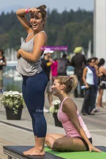 Descuido de chicas enseñando el calzon.