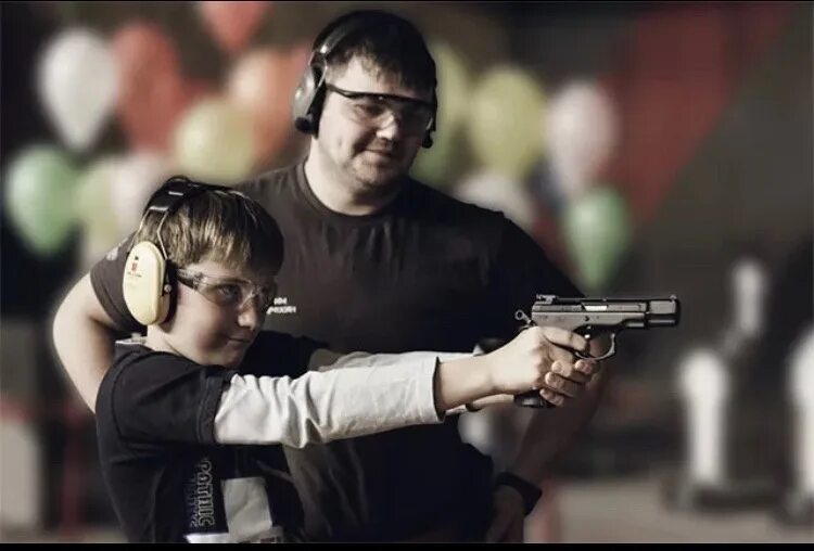 Стрелок в тире 0.8. Тир стрельба из пистолета. Оружие для детей. Стрелять в тире.
