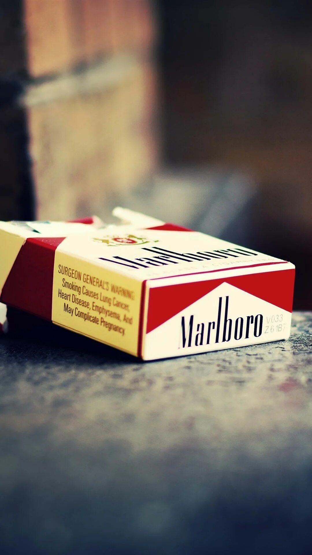 Открытая пачка мальборо. Сигареты эстетика. Зажигалка для сигарет. Пачка сигарет на прозрачном фоне. Смятая сигаретная пачка.