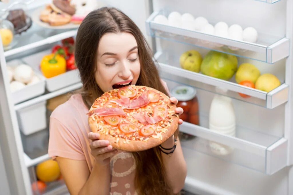 Холодильник для пиццы. Пицца из холодильника. Пицца в холодильнике фото. Еда вокруг головы.