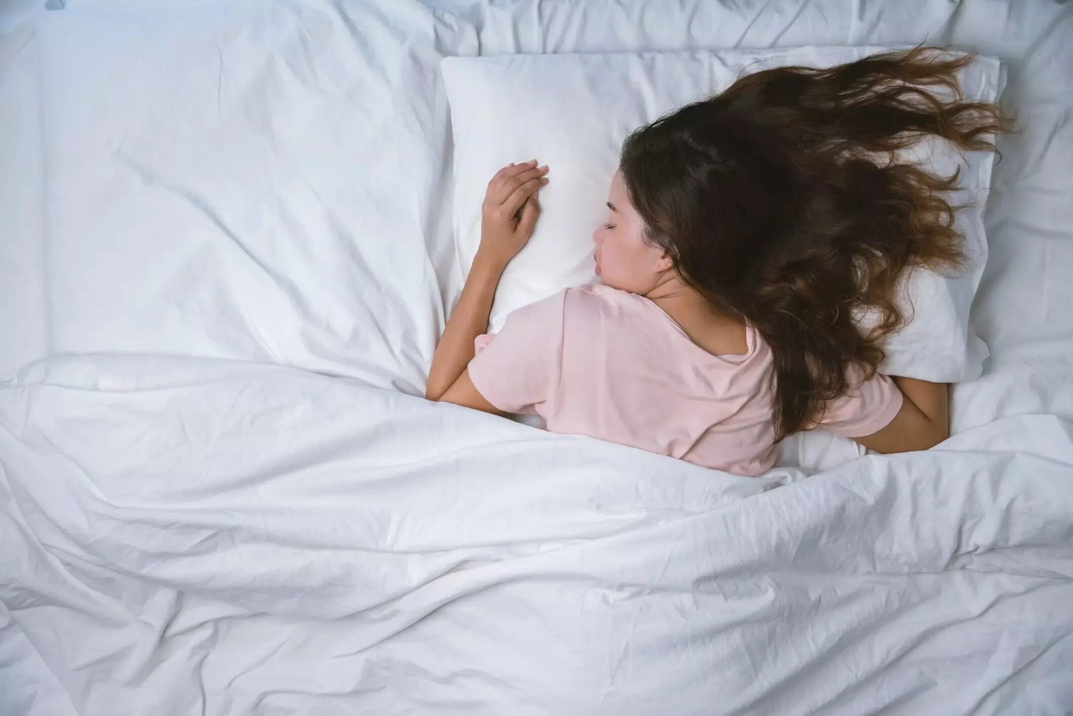Девушка подросток в пижаме на кровати. Спящий подросток девочка. Спящие длинные волосы