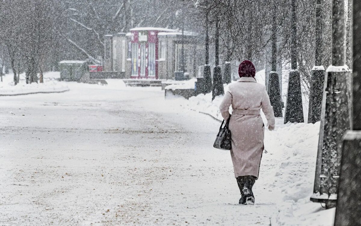 Москву завалило снегом. Москвичей предупредили о снегопадах. Похолодание в Подмосковье. Об аномальных морозах предупредили в Гидрометцентре.