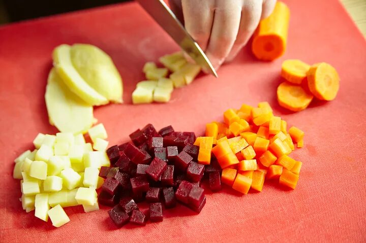 Нарезать квадратиками. Овощи нарезанные ломтиками. Нарезанный овощи для винегрета. Нарезка вареных овощей. Нарезка вареных овощей кубиками.
