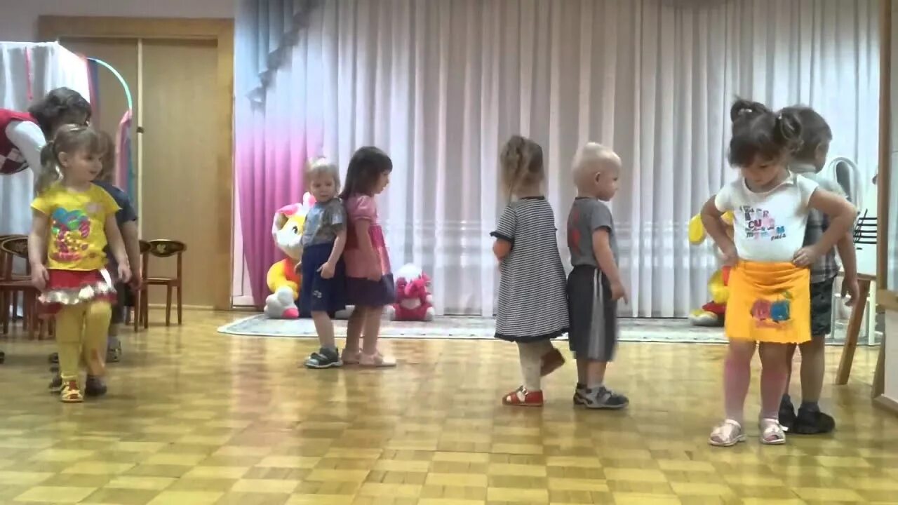 Танцы в детском саду видео. Танец девочек в детском саду. девочка танцует в саду. таней смешной детей в детском саду. девочки танцуют в садике.