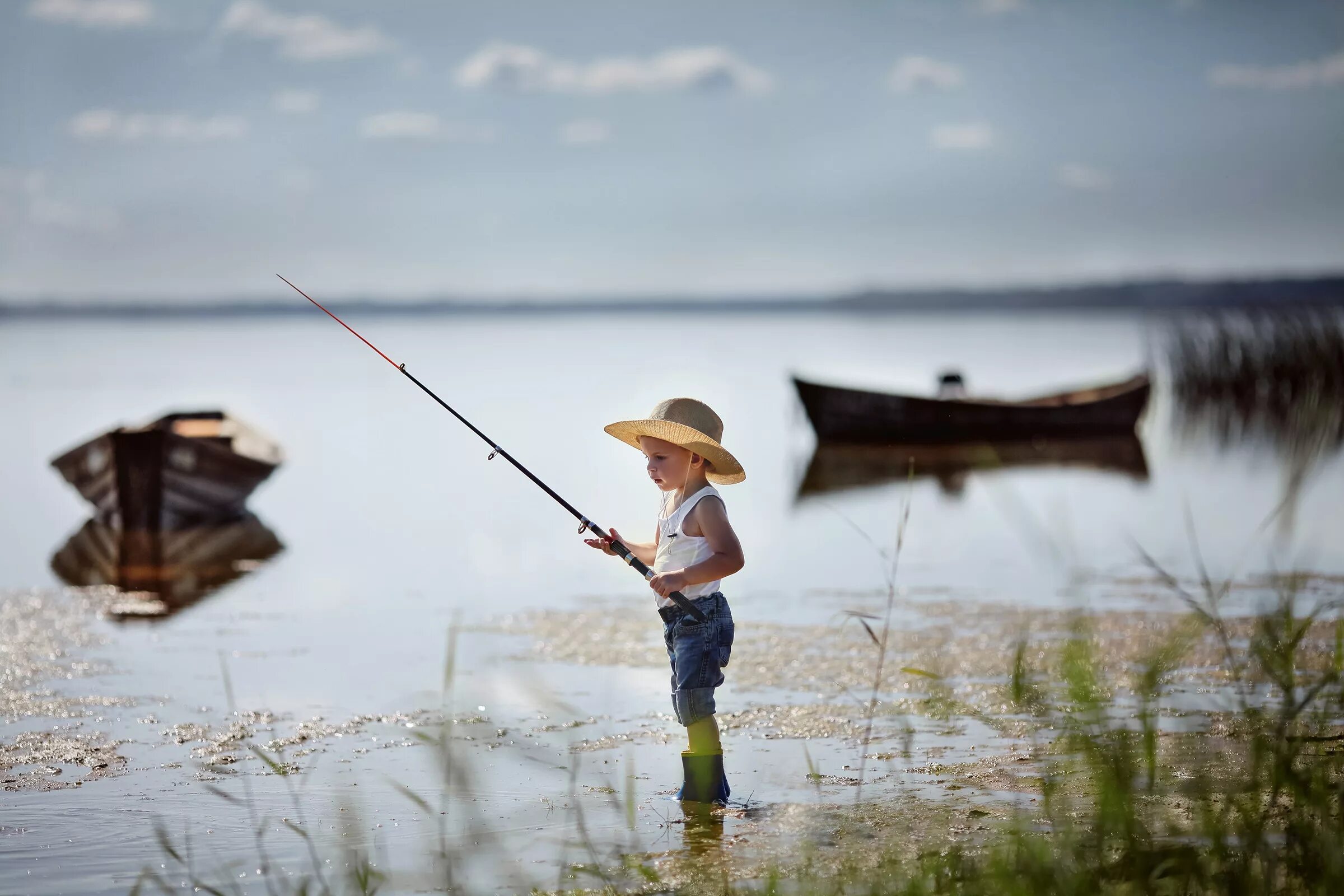Мальчик ловил рыбу на реке. Рыбак с удочкой. Мальчик с удочкой. Летняя рыбалка. Мальчик Рыбак.