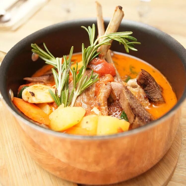 тушеная баранина с картошкой. жаркоп (жаркое по-узбекски). рецепт жаркого из баранины. жаркое баранина. жаркое из говядины с картошкой.