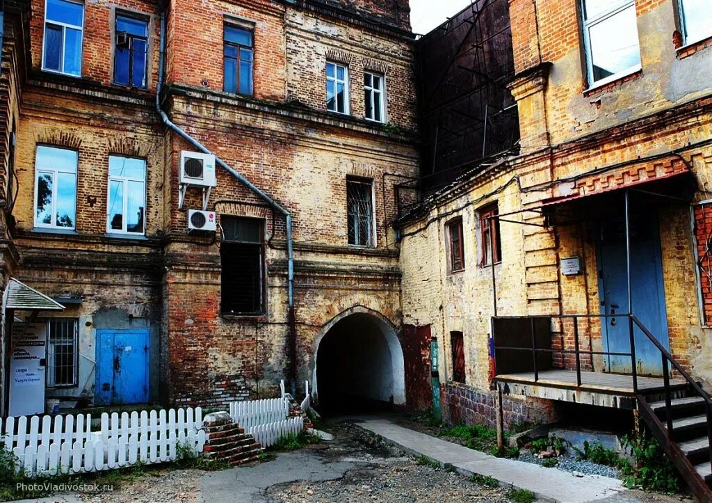 питерский дворик краснодар. хитровка улочки. старые дворы петербурга. тихие улочки нижний новгород. тихие улочки таганрога.