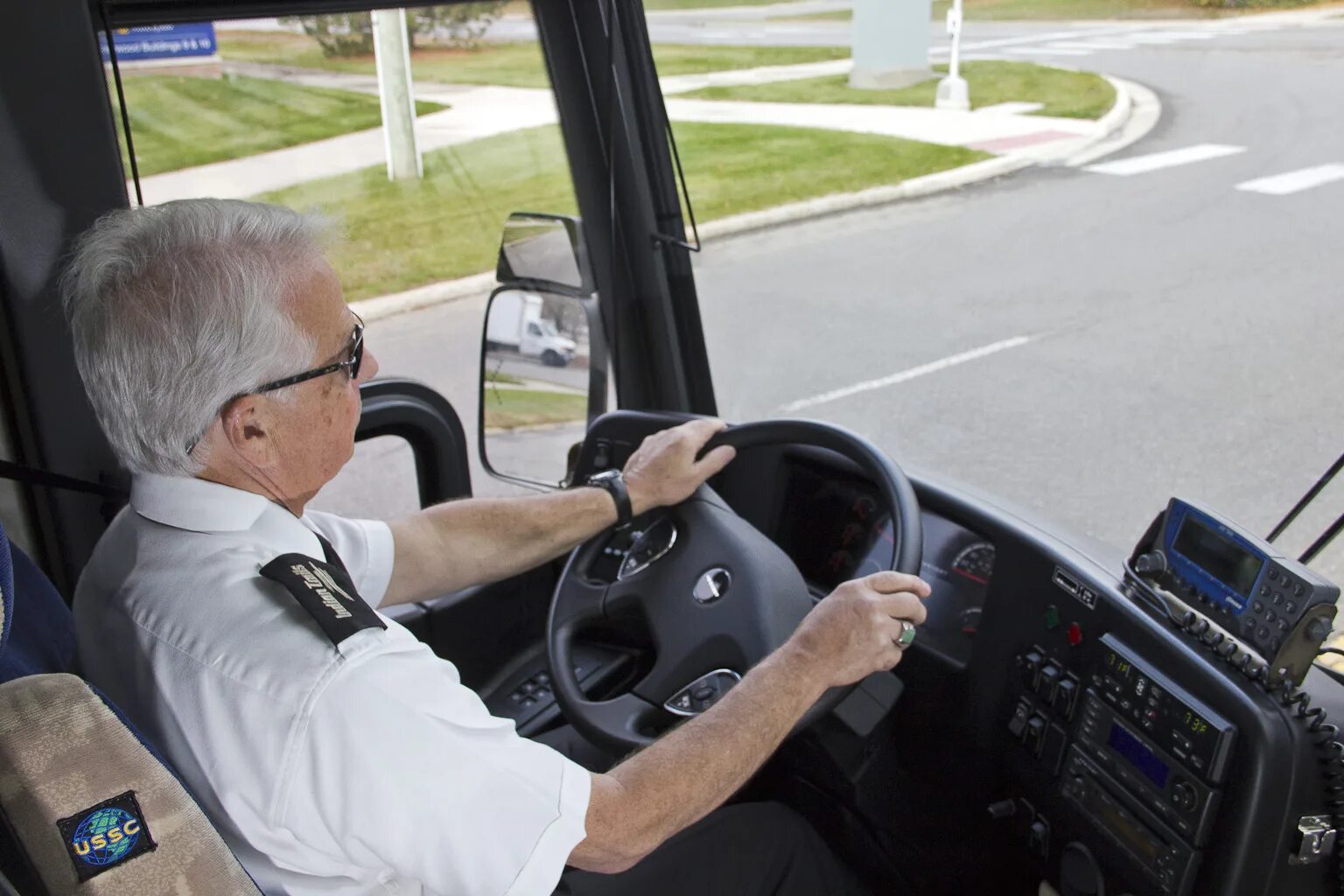 Bus Driver. Вождение автобуса. Водитель в Турции. Женщина-водитель школьного автобуса.