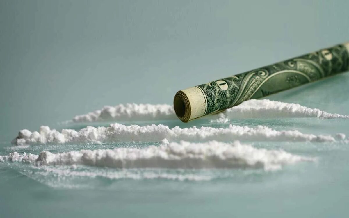 Свернутая купюра. Свёрнутая купюра в трубочку. Скрутки из банкнот. Свернутая в трубку купюра. Деньги скрученные в трубочку.