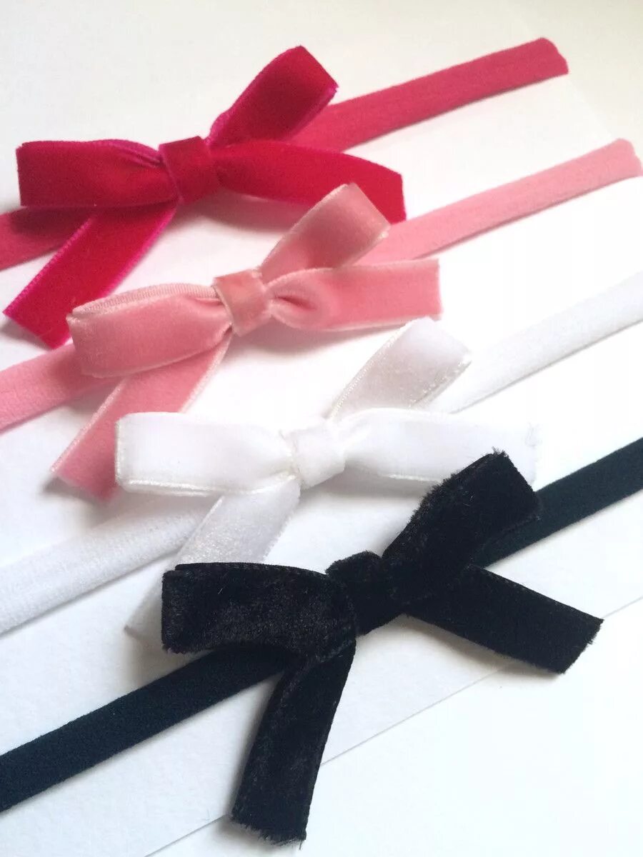 Техника плоский бант увеличение. Бант из бархатной ленты. Бантики из бархатной ленты. Бант -брошь. Бантик из тонкой атласной ленты.