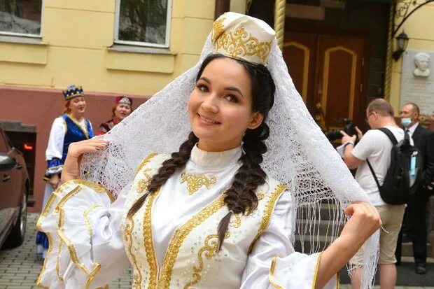 современные татары. татарка ира смелая. татар кызы рамиля гиниятова. крымские татары монголоиды. крымские татары калфак.