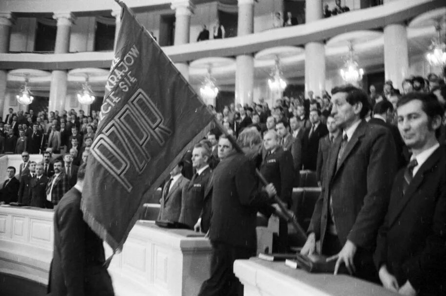 рабочая партия польши. польская рабочая партия. польская почтовая марка с польским флагом. польская объединённая рабочая партия. польская объединённая рабочая партия.