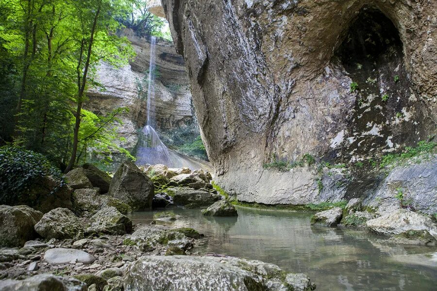 Времена года абхазия. Шакуранский водопад в Абхазии. Шакуранский каньон Абхазия. Кодорское ущелье Шакуранский водопад. Каньон Хашупсе Абхазия.