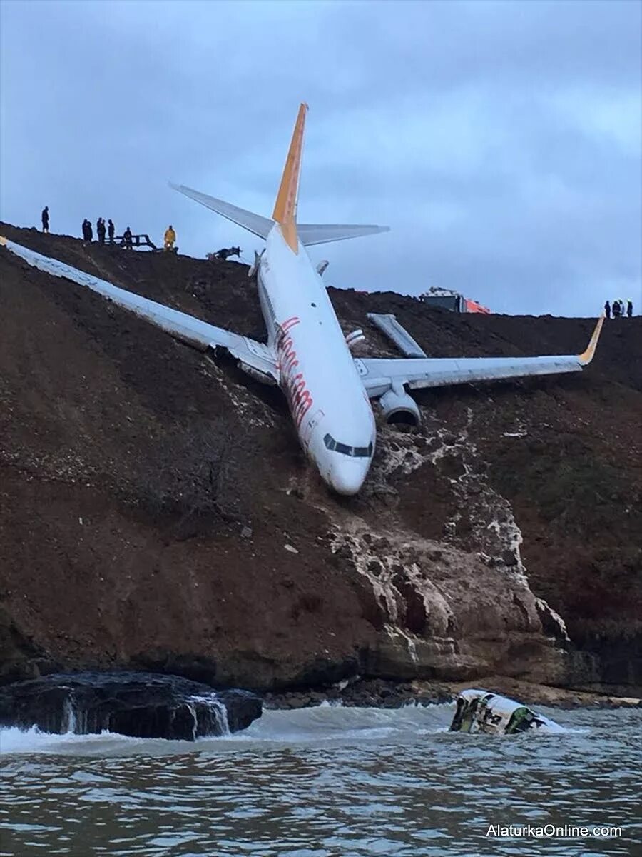Покажи упавший самолет. Боинг 737 пегасус. боинг 737 турция самолет. боинг 737 анадолу джет. боинг 737 трабзон авария.